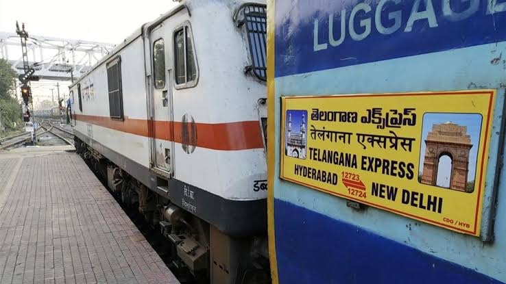 तेलंगाना एक्सप्रेस के पहिये हुए अचानक लॉक, टला बड़ा हादसा