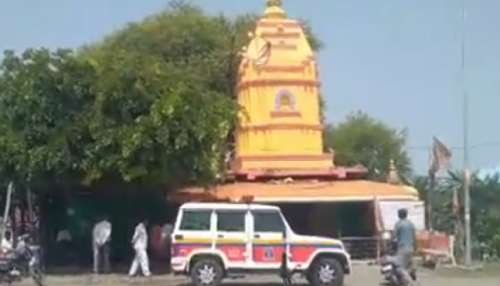 मंदिर पर ध्वज फहराने गए 3 लोगों की मौत, लगा बिजली का करंट.