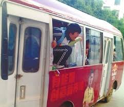 दौड़ती बस से छलांग लगाने से युवक की मौत, पत्नी के साथ कर रहा था सफर