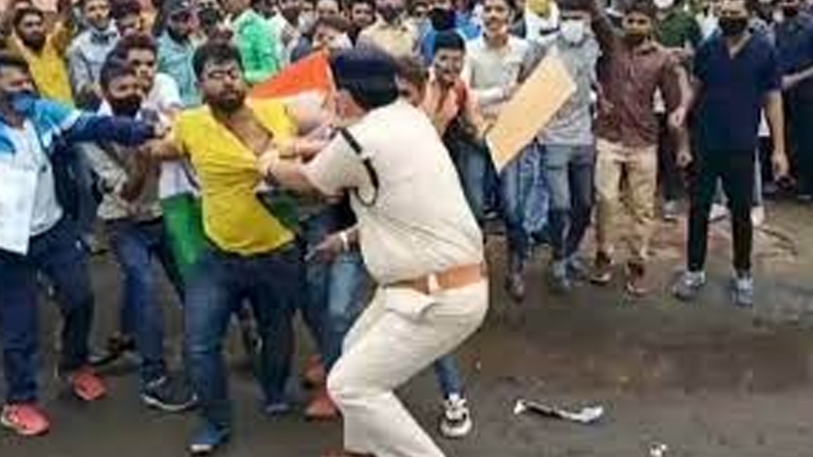 जालना में मराठा आंदोलन हुआ हिंसक, पथराव, लाठीचार्ज, फायरिंग