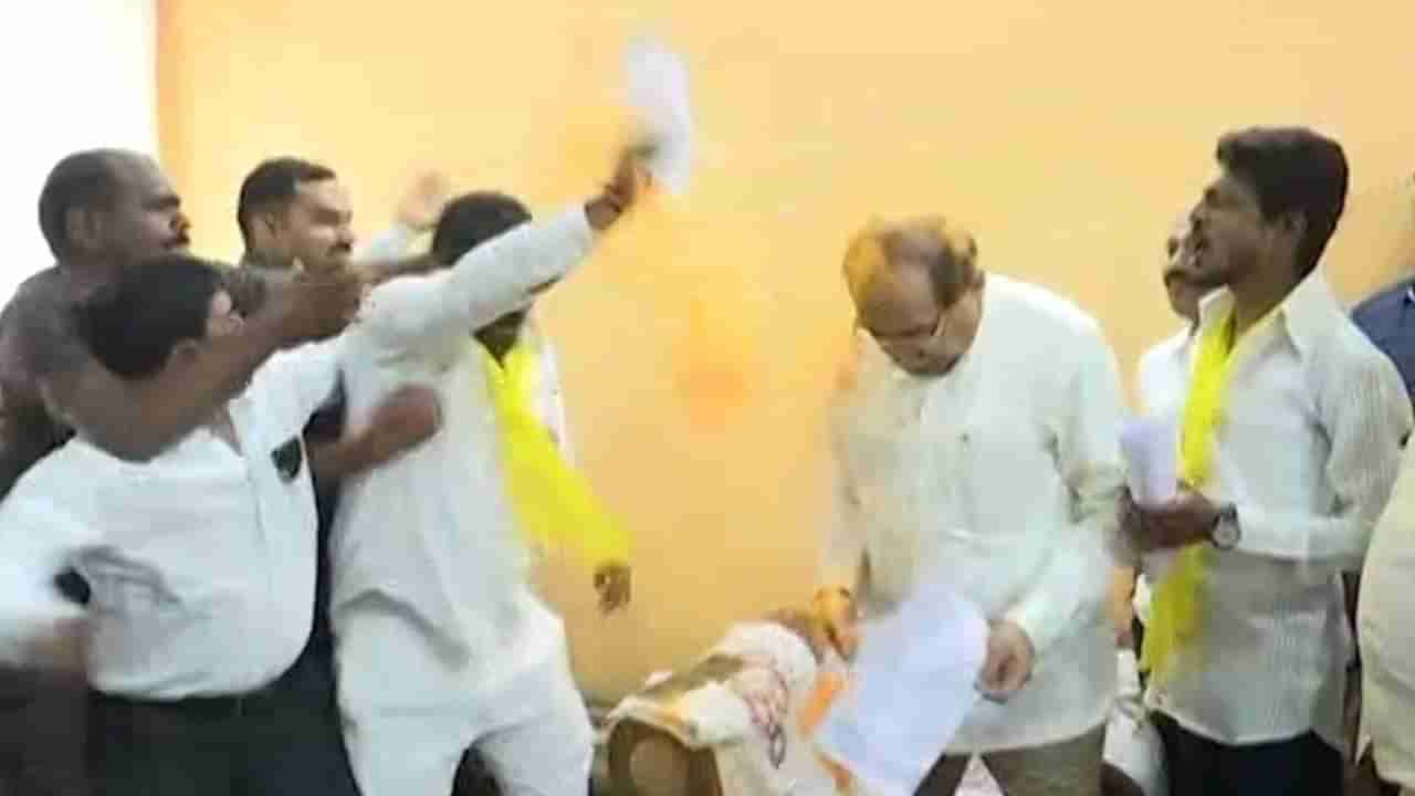 राधाकृष्ण विखे पाटिल पर फेंकी हल्दी पावडर, आरक्षण के लिए धनगर समाज भी आक्रामक