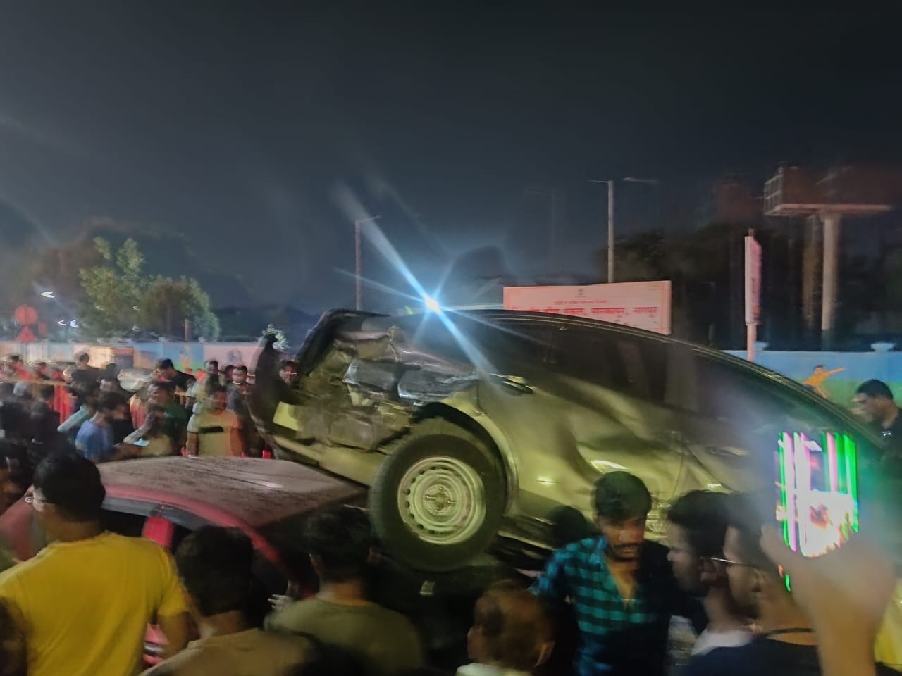 नागपुर में अनियंत्रित ट्रक ने कई वाहनों को कुचला, 10 कारें हुई क्षतिग्रस्त, 15 से अधिक घायल 2 चिंताजनक.